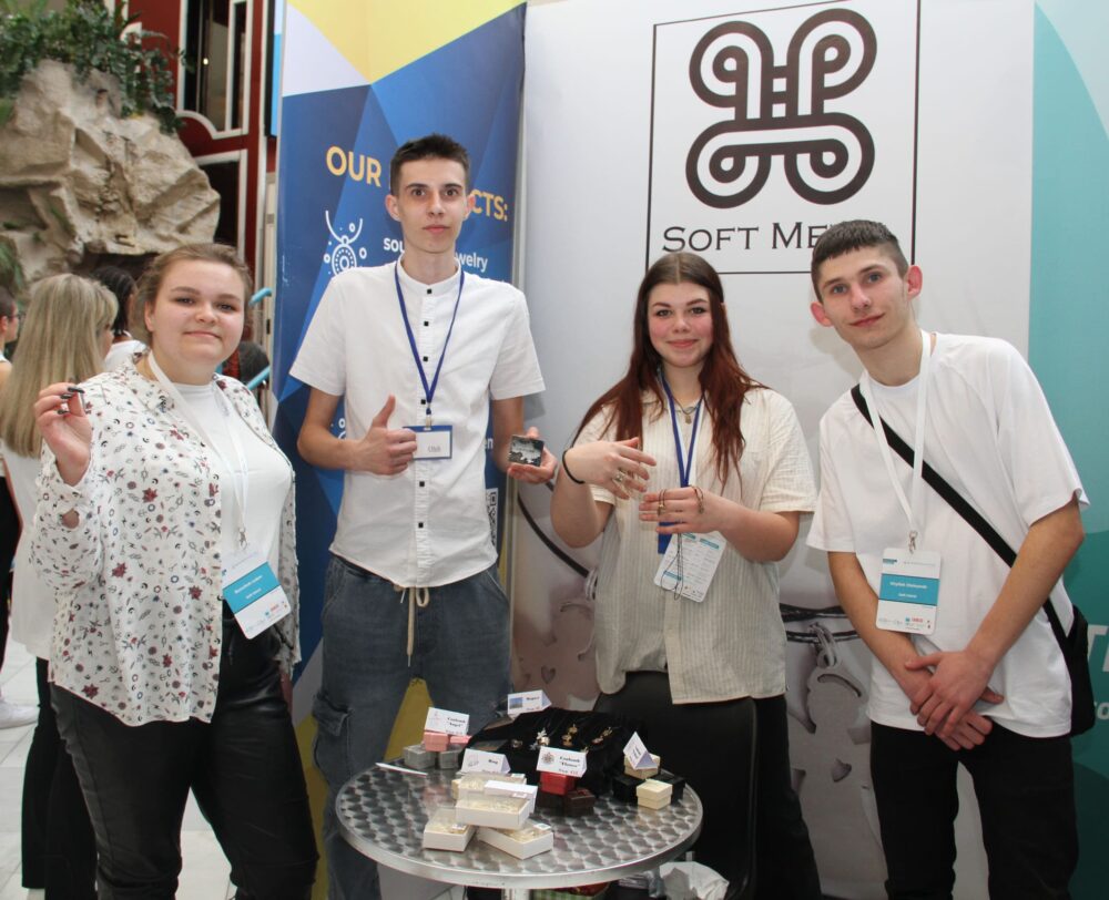 Schmuckstücke und Geduldspiele aus Metall stellten Jugendliche aus dem westukrainischen Ivano-Frankivsk her und verkauften einiges davon bei der Handelsmesse in Wien