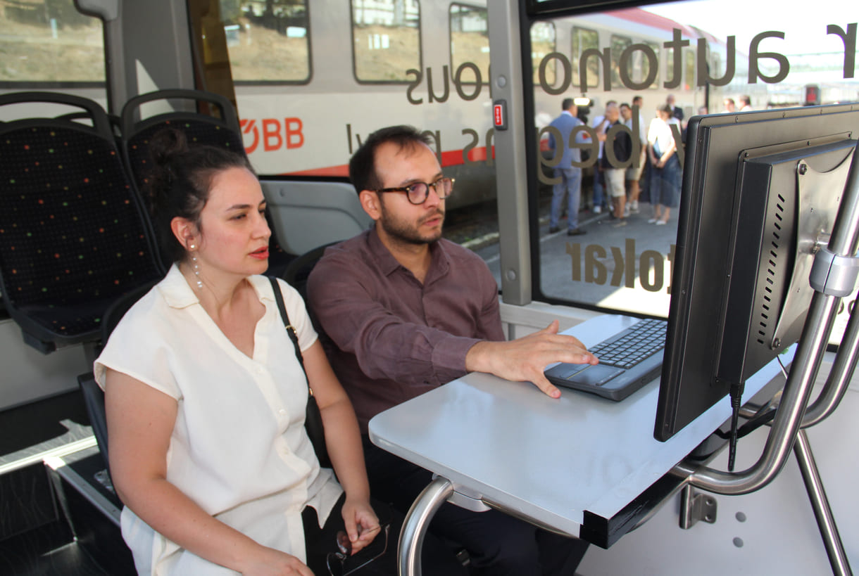 Elif Tow und einer ihrer Mitarbeiter, Burak Saltık, kontrolliert am Laptop das System
