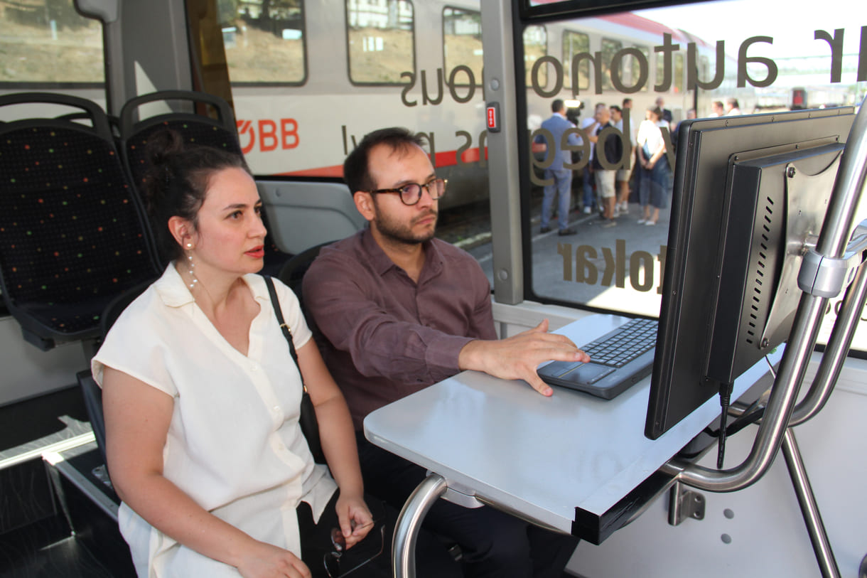Elif Tow und einer ihrer Mitarbeiter, Burak Saltık, kontrolliert am Laptop das System