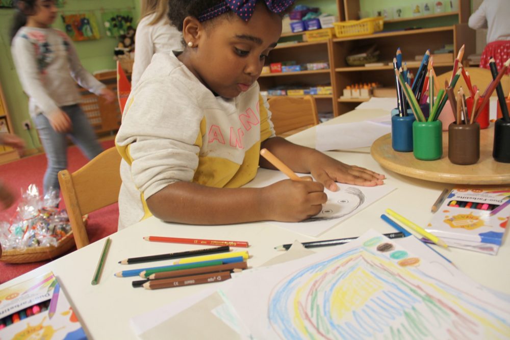 Kinder zeichnen und zeigen Zeichnungen