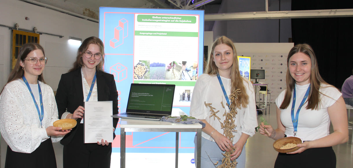 Lea Bauer, Karoline Pernkopf, Magdalena Mayer und Linda Ziegelwanger forschten daran, wie Sojabohnen resistenter werden können
