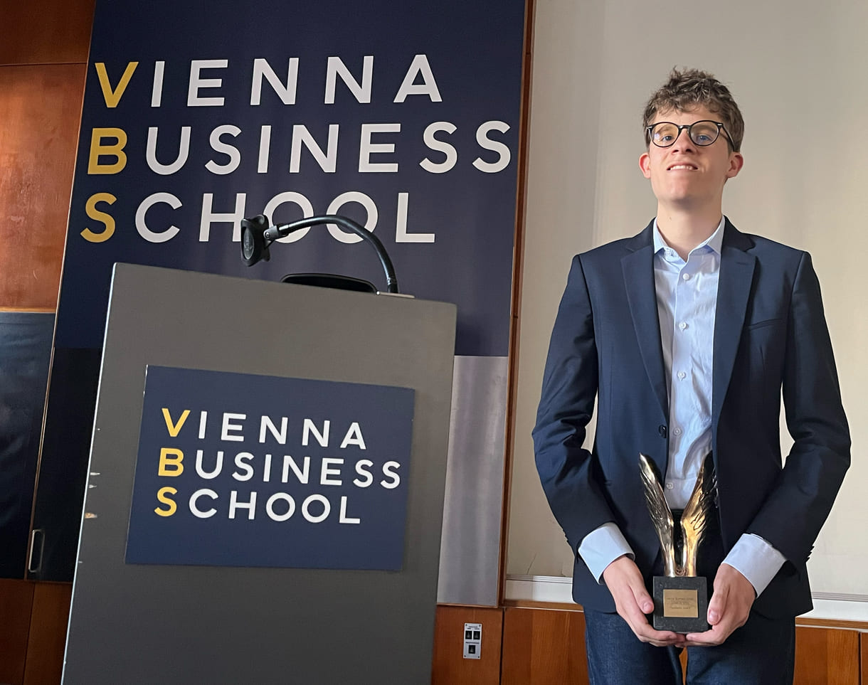 Julian Janda mit dem Merkur, den das Publikum vergeben hat