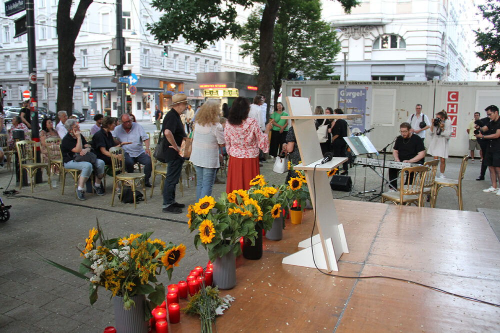 Sonnenblumen gehören unerlässlich zu dieser Veranstaltung - ihnen hatte Ceija Stojka ein Gedicht gewidmet