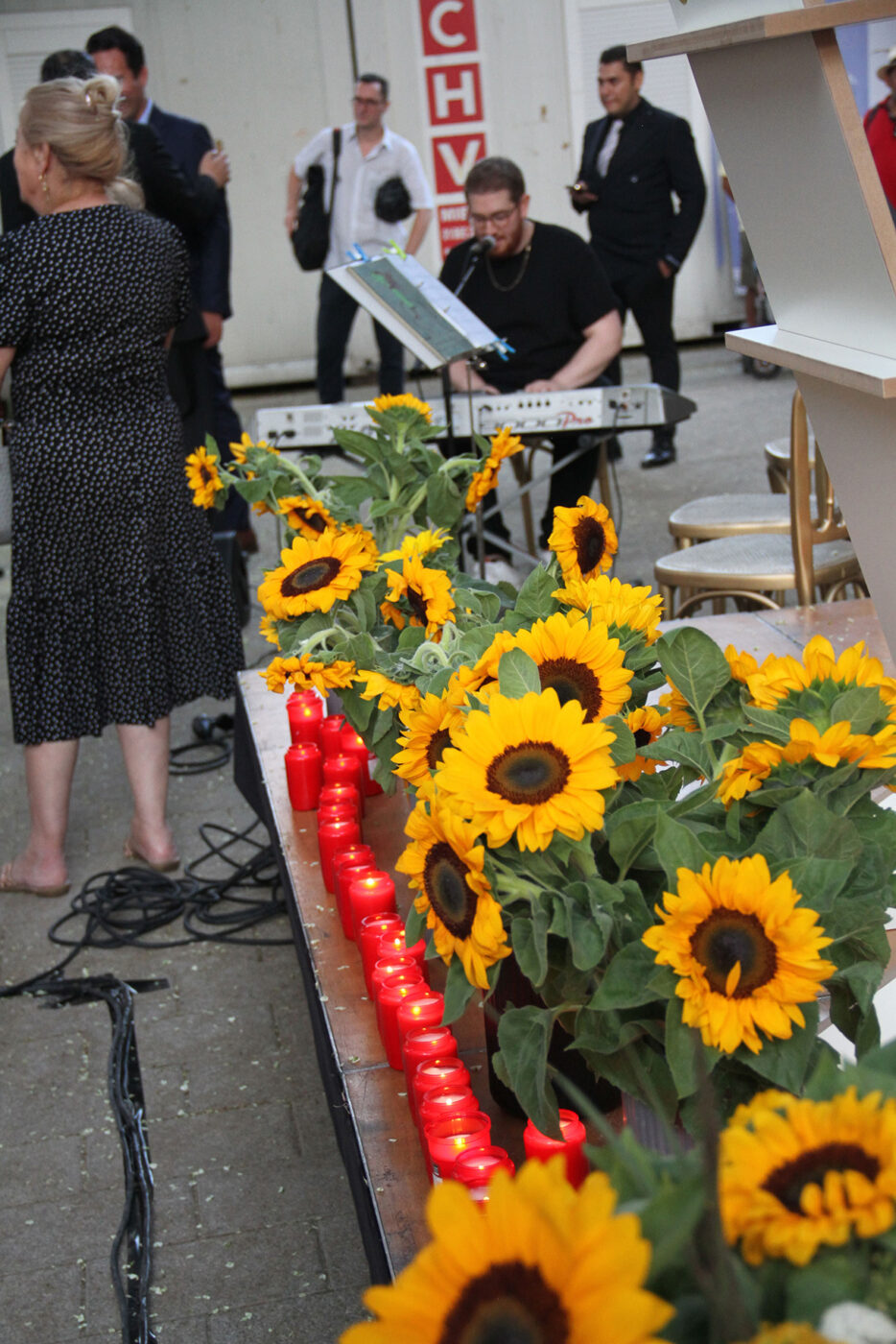 Sonnenblumen gehören unerlässlich zu dieser Veranstaltung - ihnen hatte Ceija Stojka ein Gedicht gewidmet