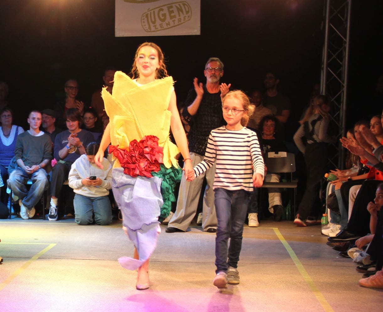Desgner:innen, die bei der Show anwesend waren mit "ihren" Models auf dem Laufsteg