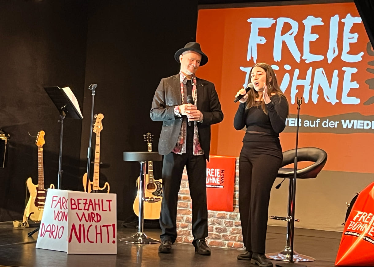 Jungregisseurin Sophie Berghäuser mit dem Theaterleiter