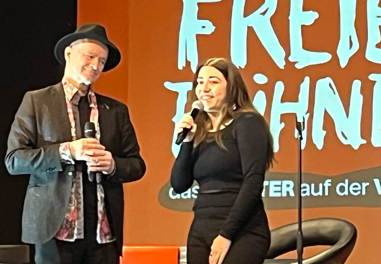 Jungregisseurin Sophie Berghäuser mit dem Theaterleiter