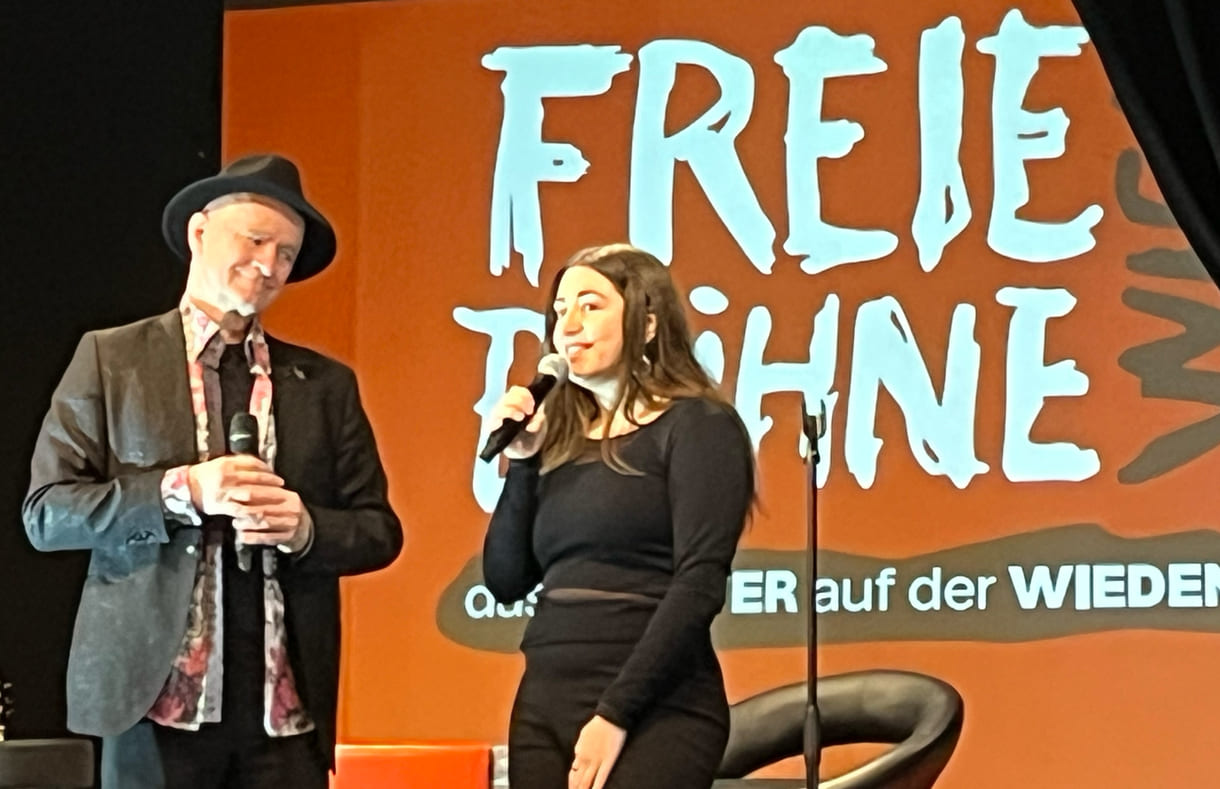 Jungregisseurin Sophie Berghäuser mit dem Theaterleiter