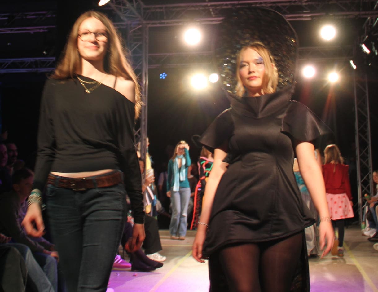 Desgner:innen, die bei der Show anwesend waren mit "ihren" Models auf dem Laufsteg
