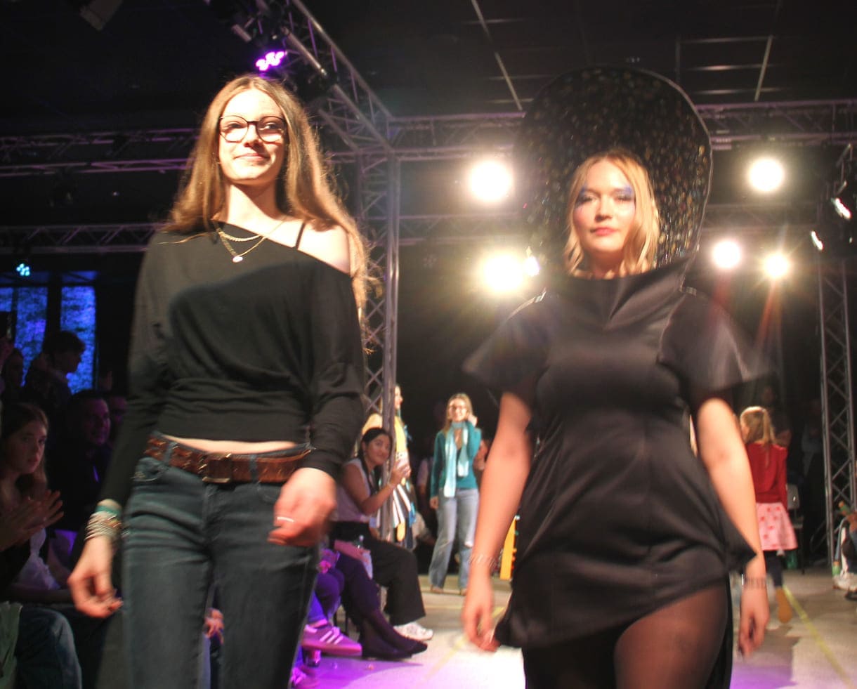 Desgner:innen, die bei der Show anwesend waren mit "ihren" Models auf dem Laufsteg