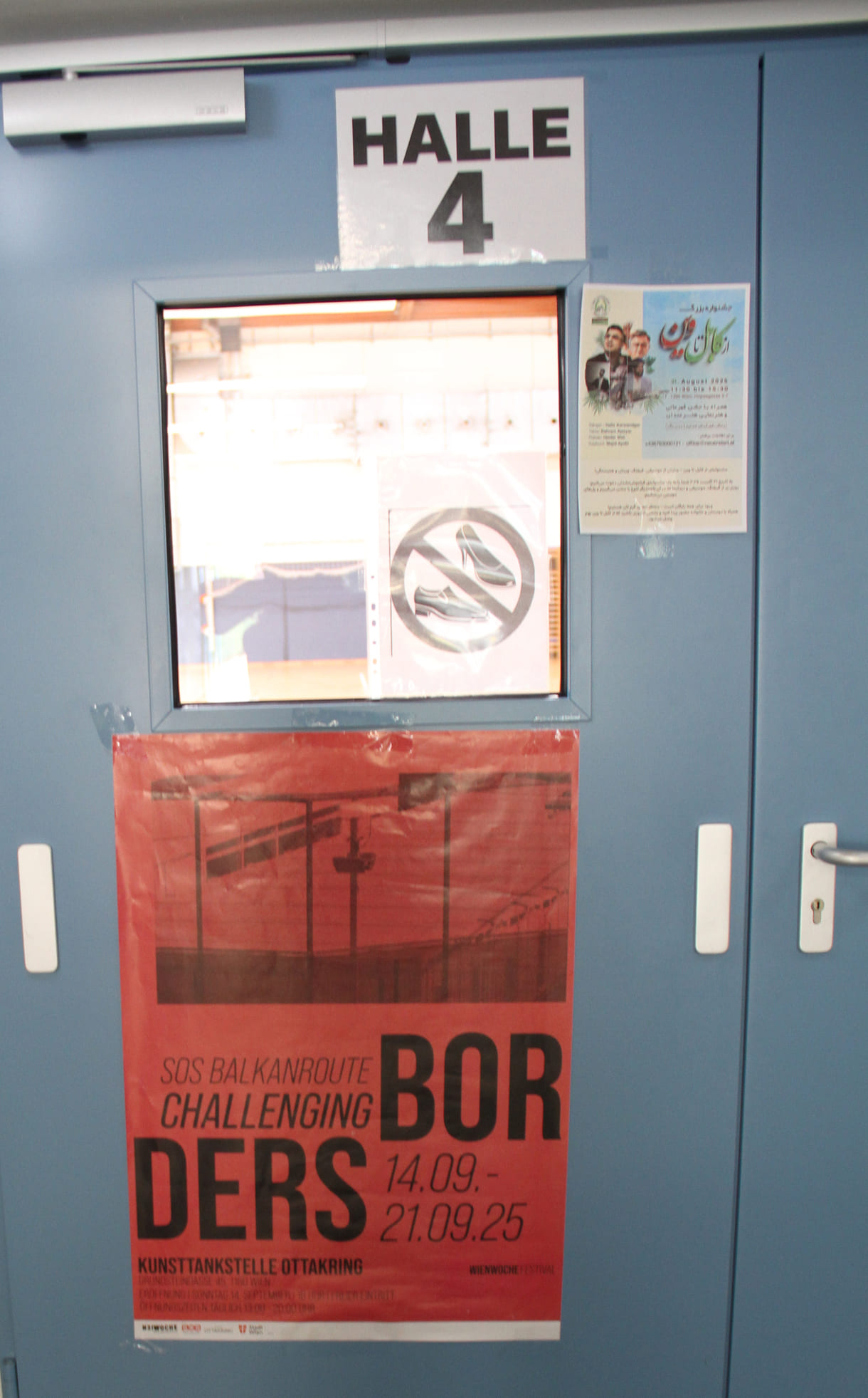 Plakate an einer der Türen zur Sporthalle