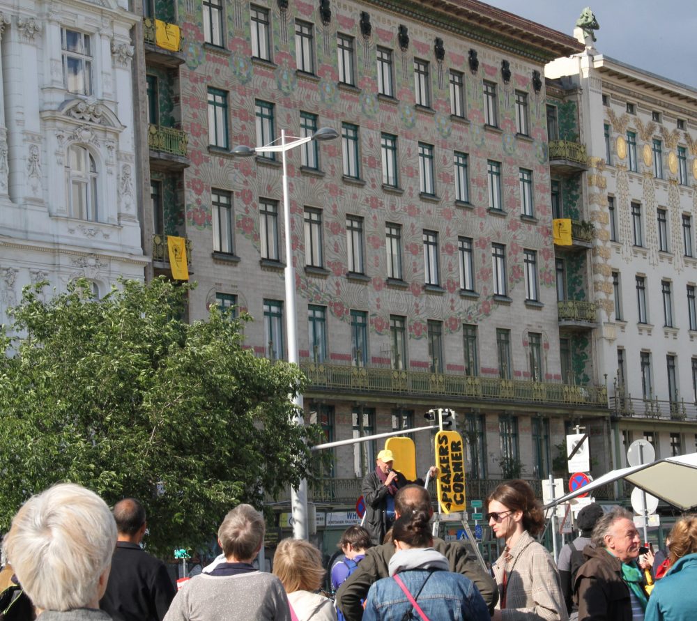 Kundgebung auf dem ÜParkplatz neben dem Wiener Naschmarkt für Freiraum statt Markhalle