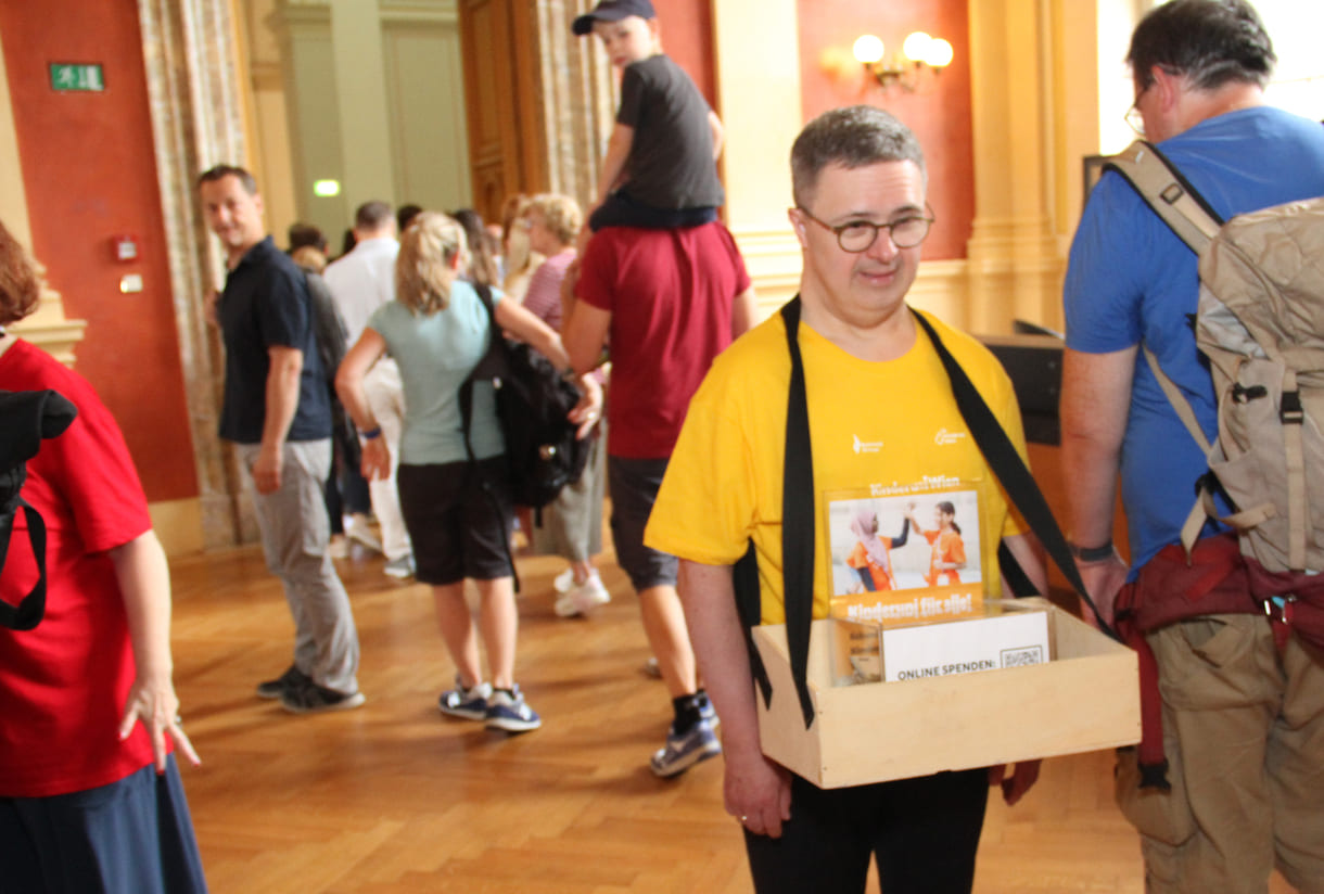 Nach der Sponsion können erwachsene Begleiter:innen für die Aktivitäten der Kinderuni Wien spenden