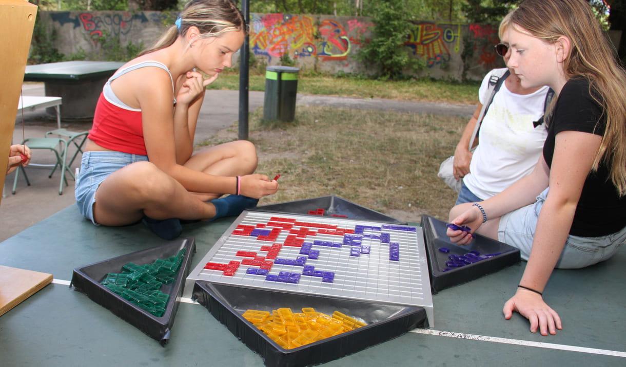 Erinnert an Tetris - nur analog und für bis zu vier Speiler:innen: Blolkus Quadrate