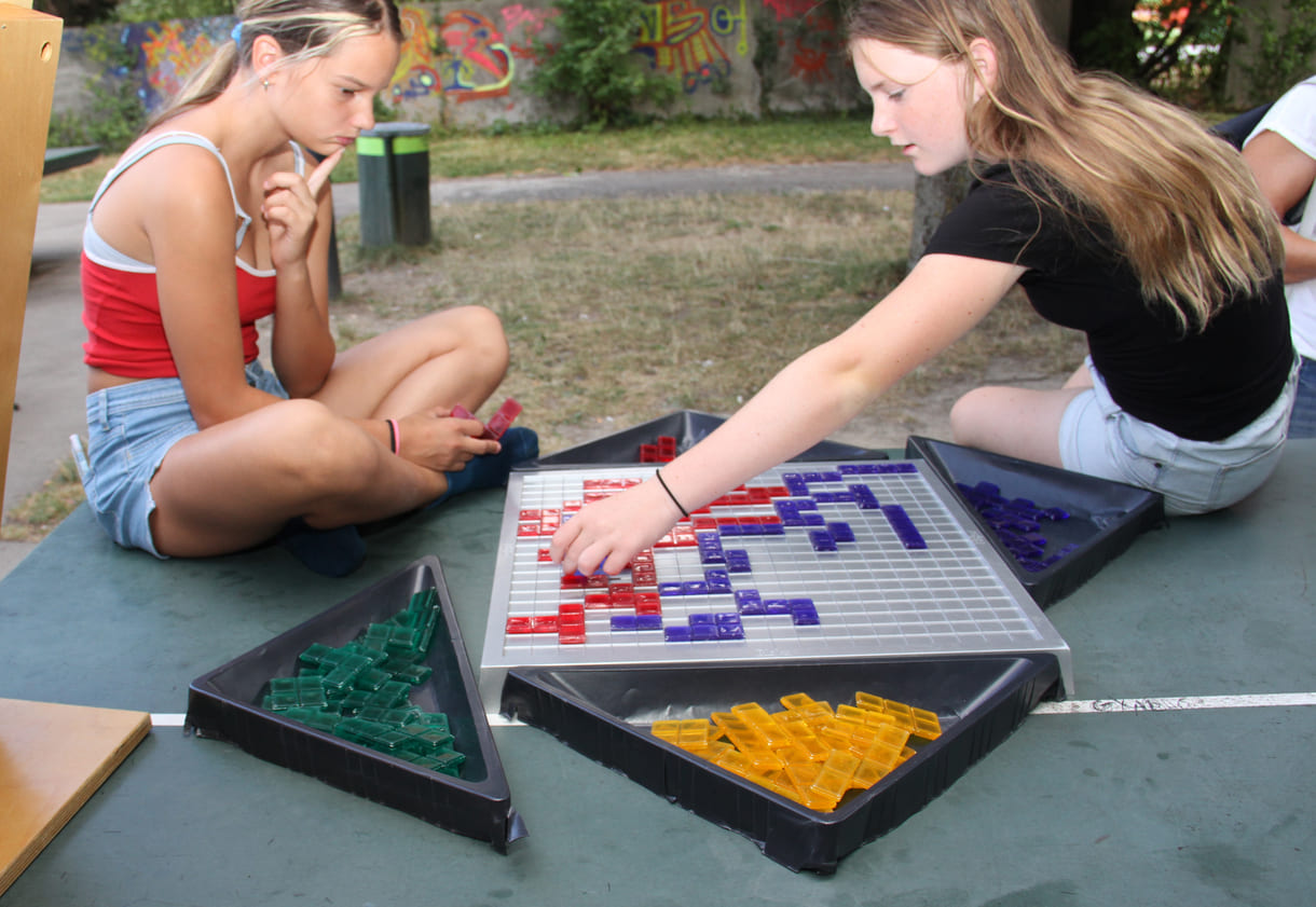 Erinnert an Tetris - nur analog und für bis zu vier Speiler:innen: Blolkus Quadrate