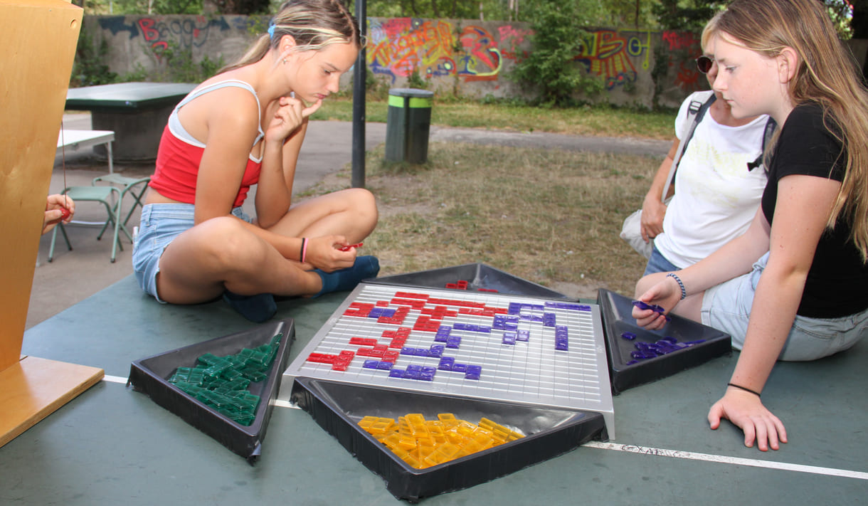 Erinnert an Tetris - nur analog und für bis zu vier Speiler:innen: Blolkus Quadrate