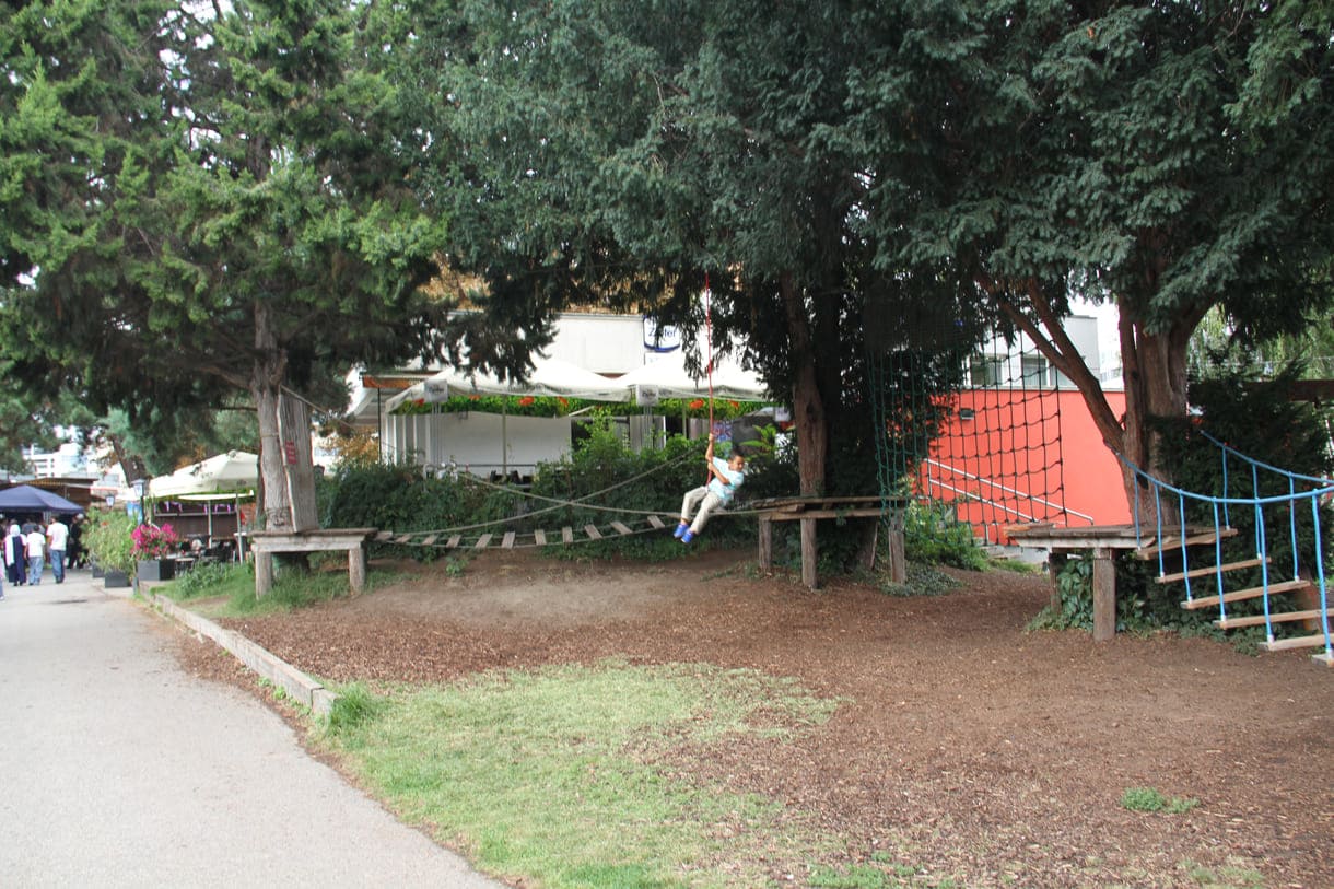 Spielplatz mit Geschicklichkeits- und Balance-Geräten