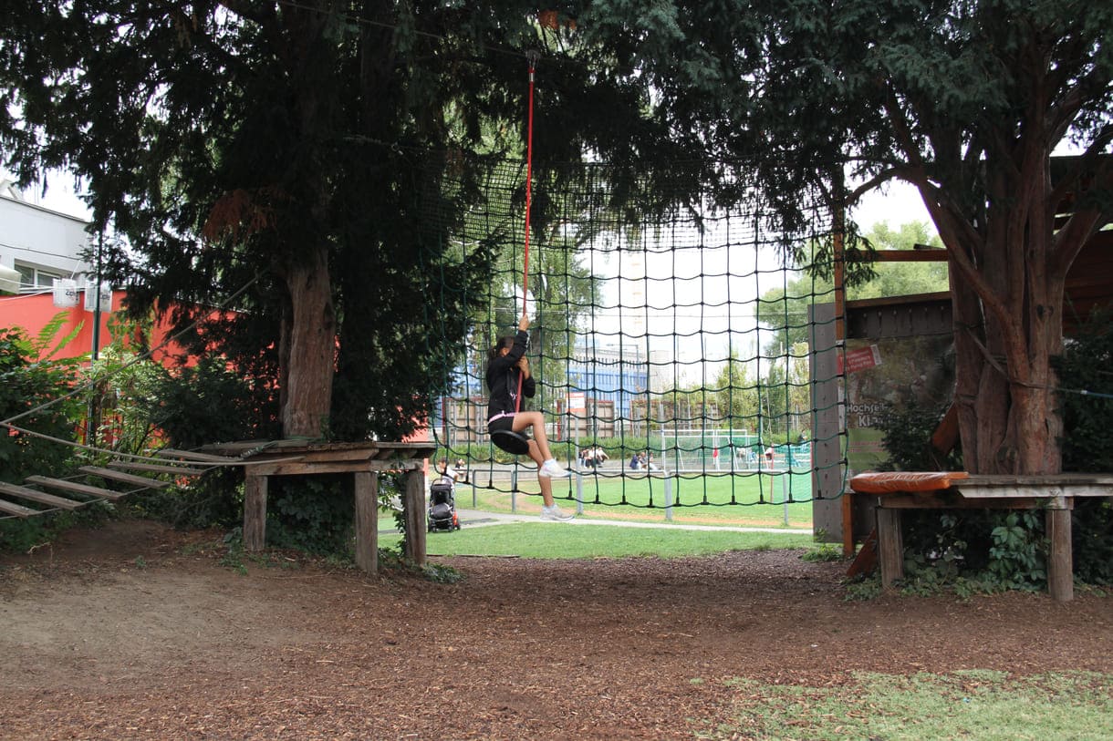 Spielplatz mit Geschicklichkeits- und Balance-Geräten