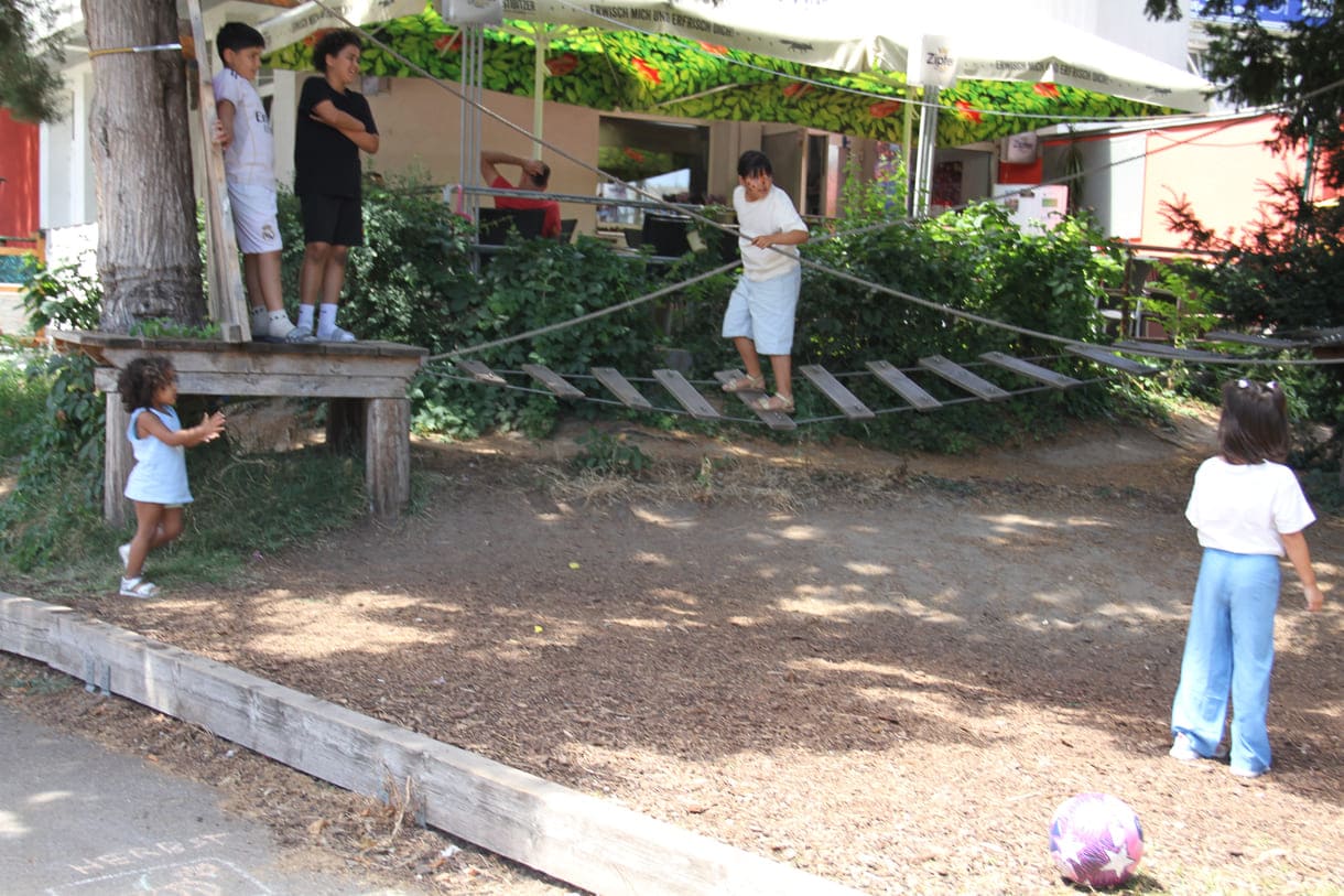 Spielplatz mit Kletter- udn Balancier-strecken