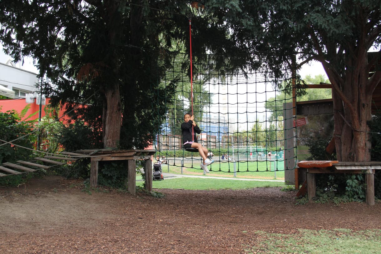 Spielplatz mit Geschicklichkeits- und Balance-Geräten