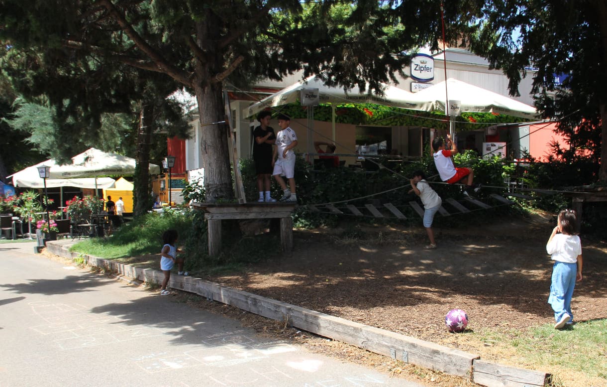 Spielplatz mit Kletter- udn Balancier-strecken