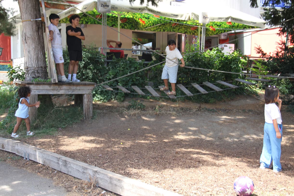 Spielplatz mit Kletter- udn Balancier-strecken