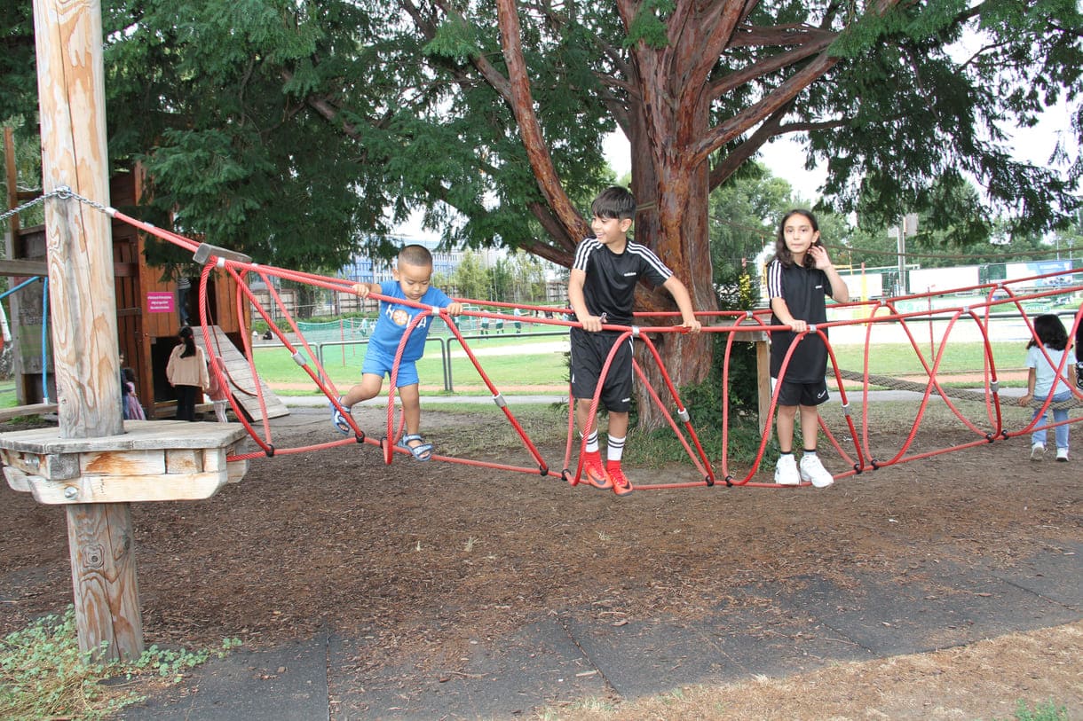 Spielplatz mit Geschicklichkeits- und Balance-Geräten