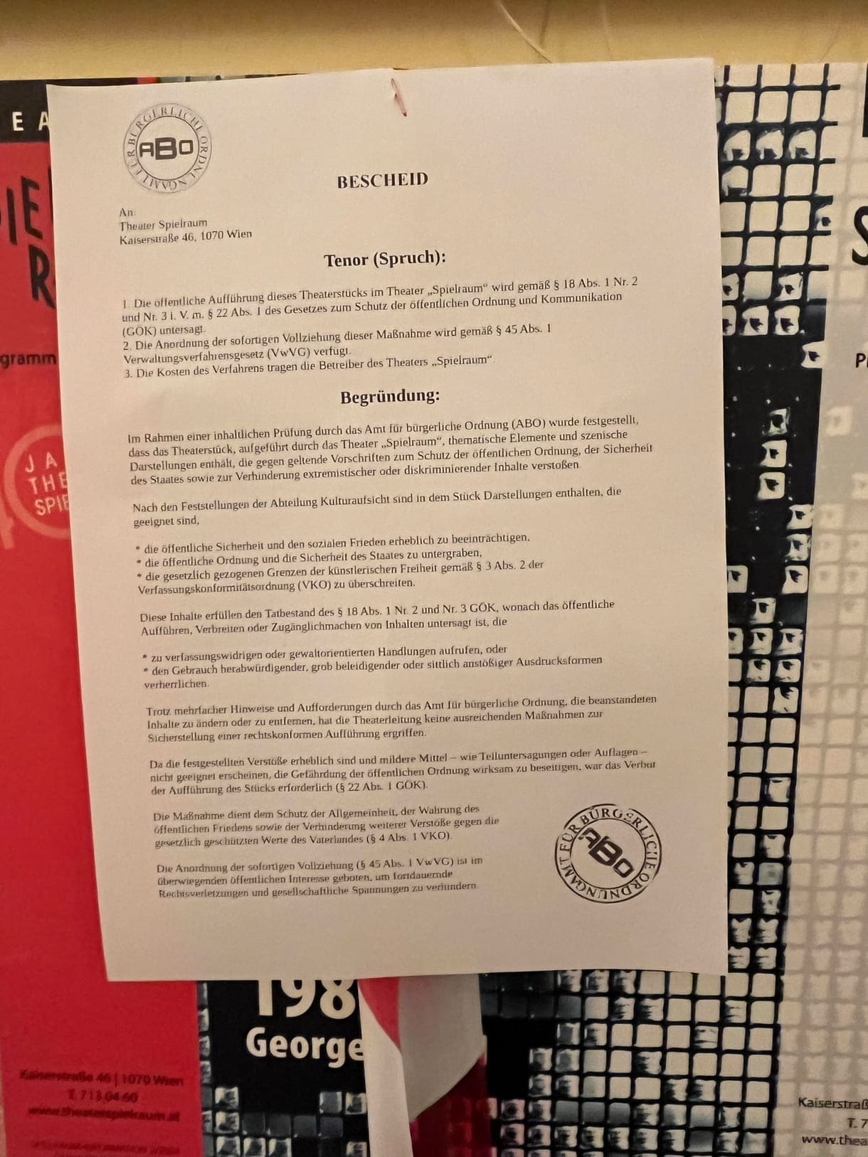 An vielen Stelln hängt eine Kopie des 