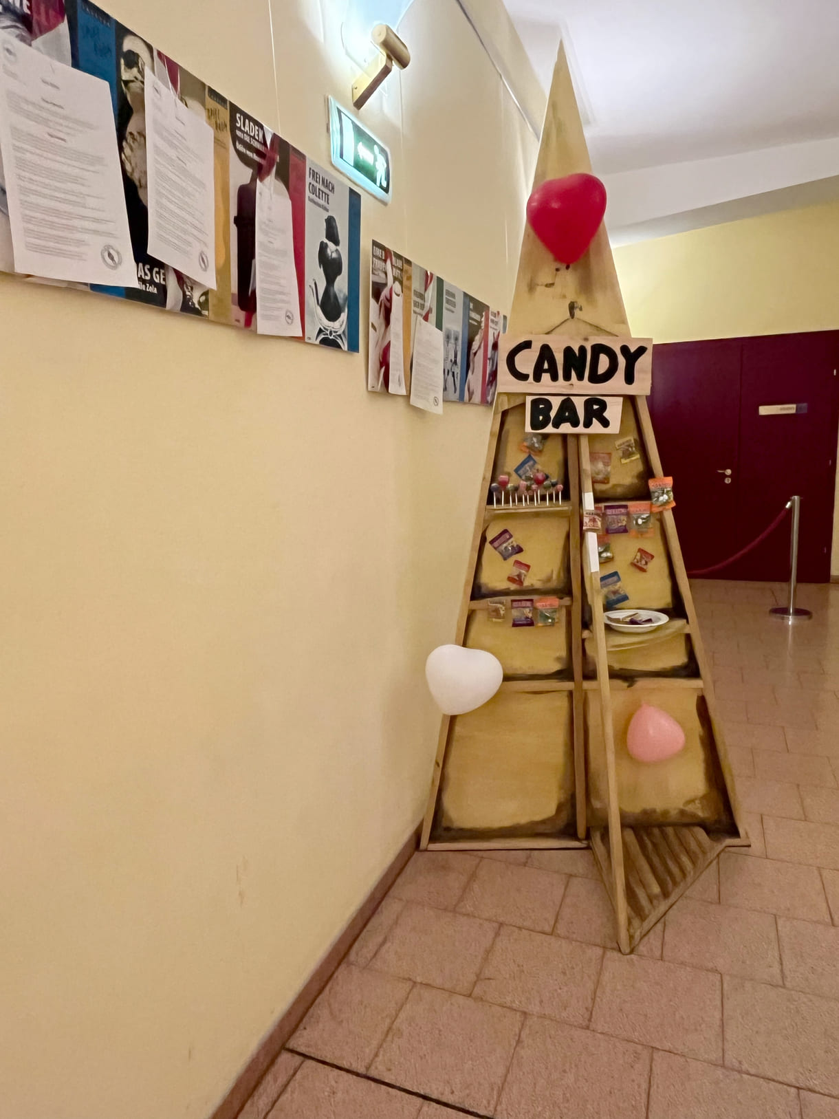 Das gesamte Foyer dekoriert für die Hochzeitsfeier