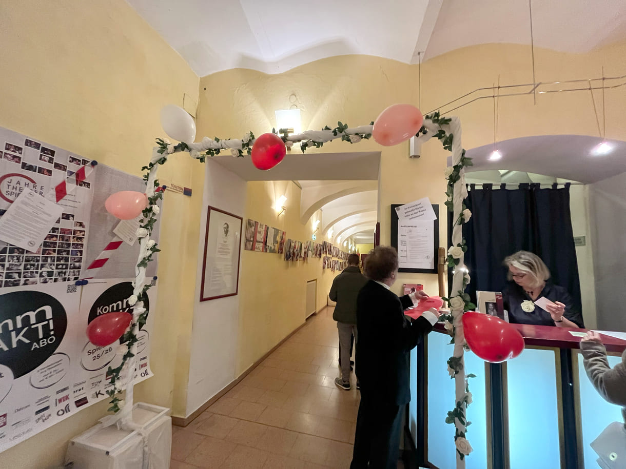 Das gesamte Foyer dekoriert für die Hochzeitsfeier