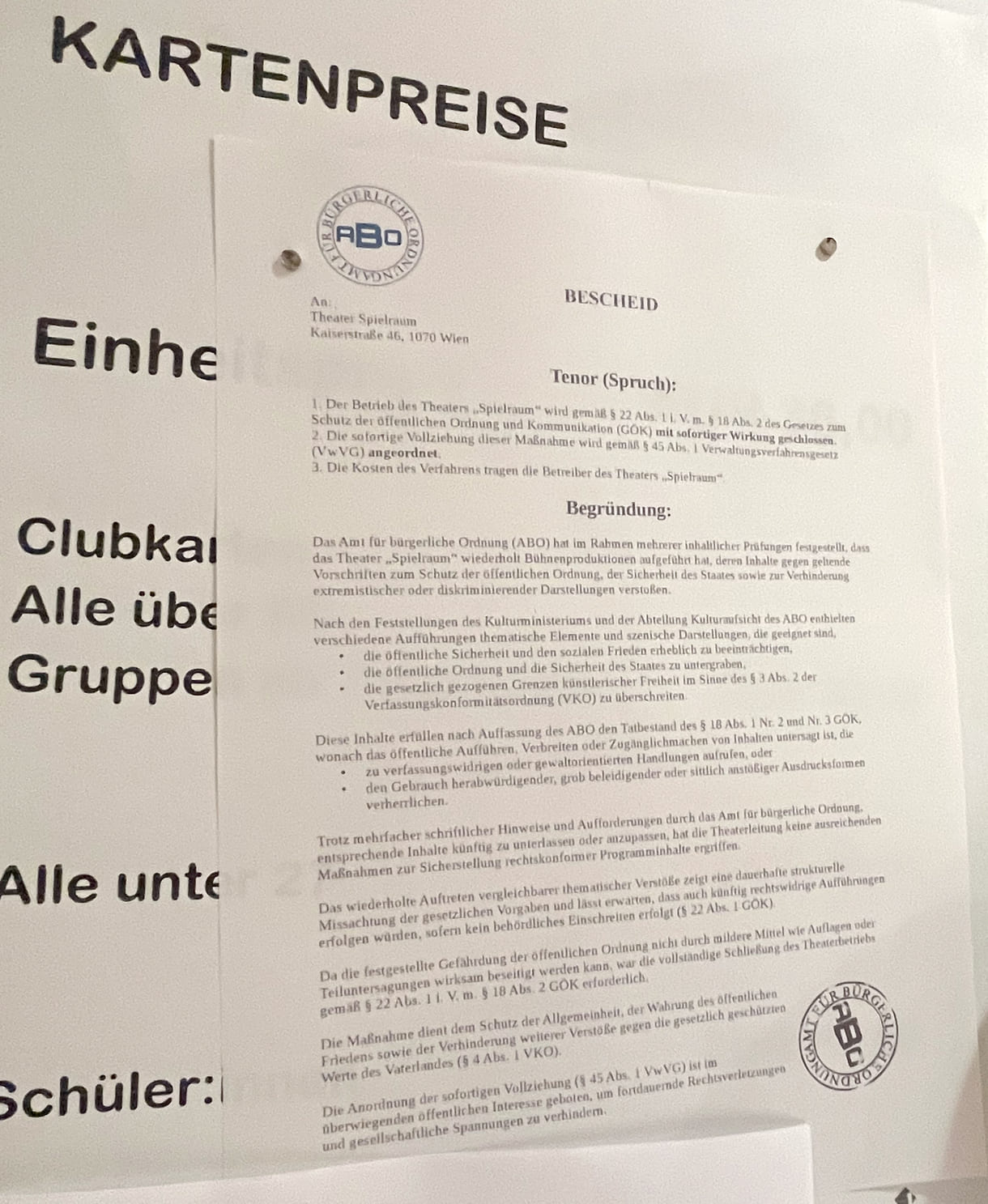 An vielen Stelln hängt eine Kopie des 