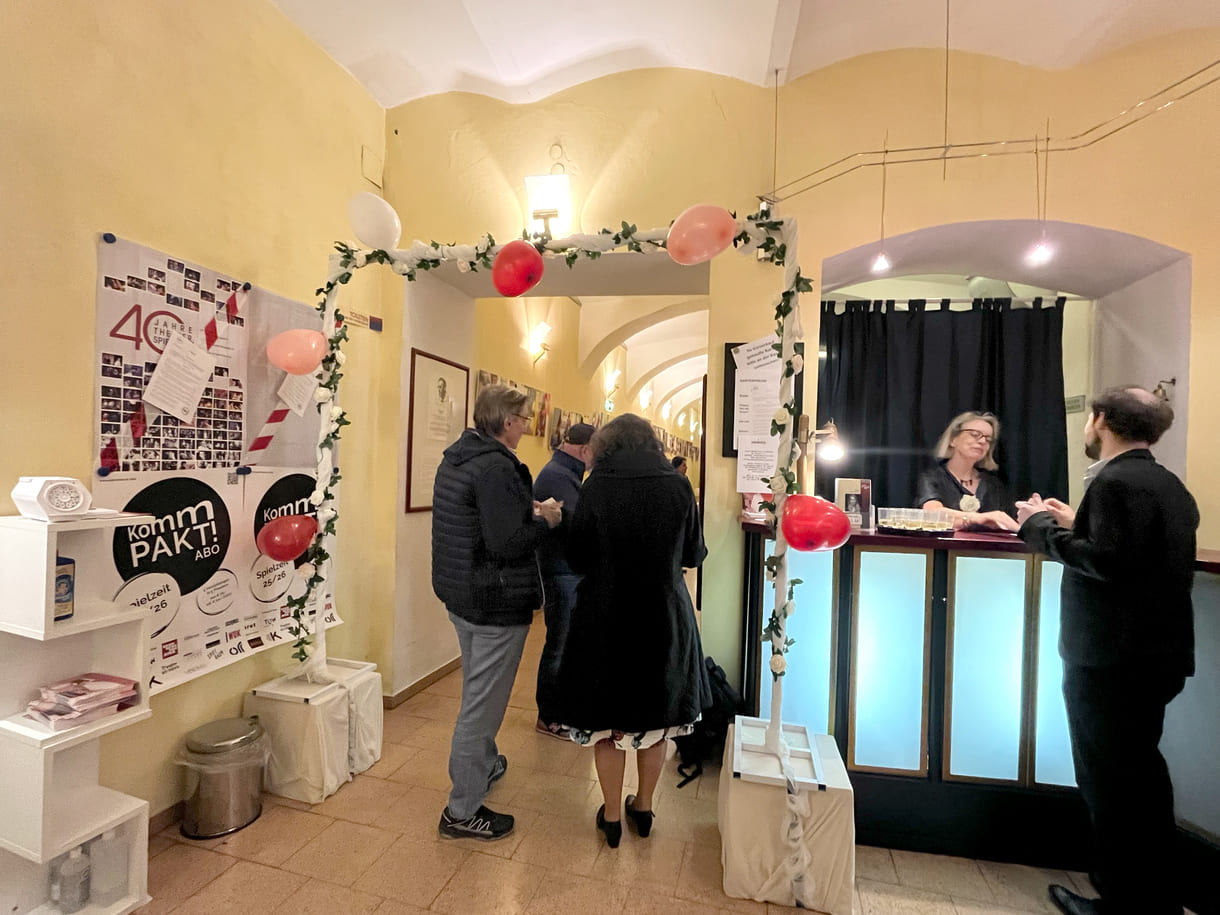 Das gesamte Foyer dekoriert für die Hochzeitsfeier