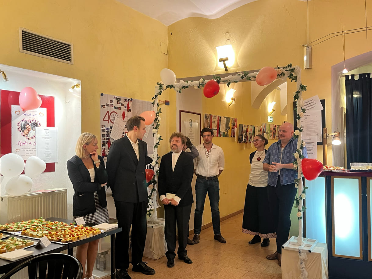 Nach der Premiere im Theater Spielraum stellt der Regisseur bei anderen Stücken die Regisseurin jede und jeden Mitwirkenden vor und spricht zur Arbeit am Stück