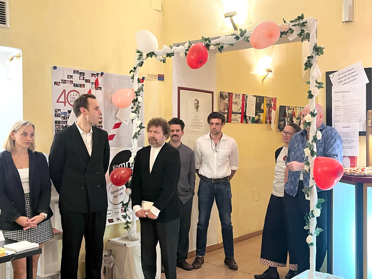 Nach der Premiere im Theater Spielraum stellt der Regisseur bei anderen Stücken die Regisseurin jede und jeden Mitwirkenden vor und spricht zur Arbeit am Stück