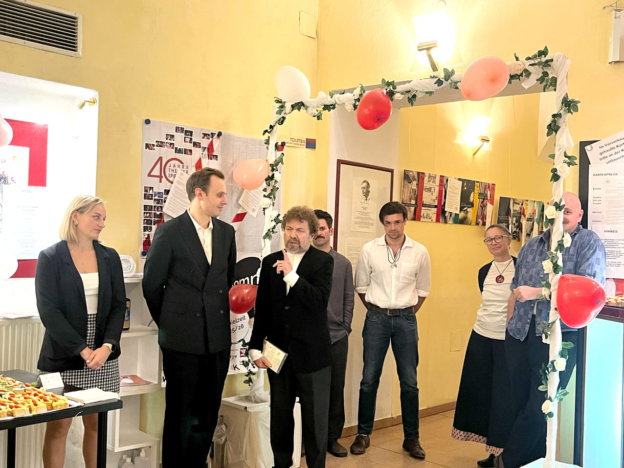 Nach der Premiere im Theater Spielraum stellt der Regisseur bei anderen Stücken die Regisseurin jede und jeden Mitwirkenden vor und spricht zur Arbeit am Stück