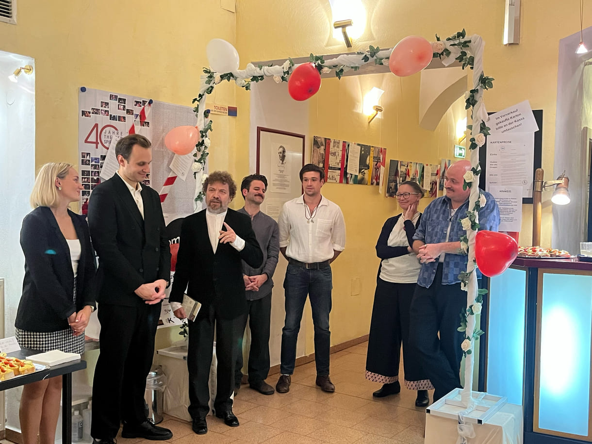 Nach der Premiere im Theater Spielraum stellt der Regisseur bei anderen Stücken die Regisseurin jede und jeden Mitwirkenden vor und spricht zur Arbeit am Stück