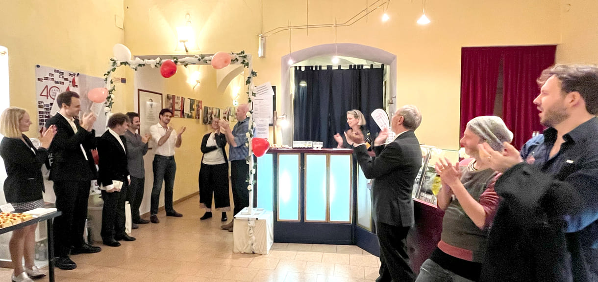 Nach der Premiere im Theater Spielraum stellt der Regisseur bei anderen Stücken die Regisseurin jede und jeden Mitwirkenden vor und spricht zur Arbeit am Stück