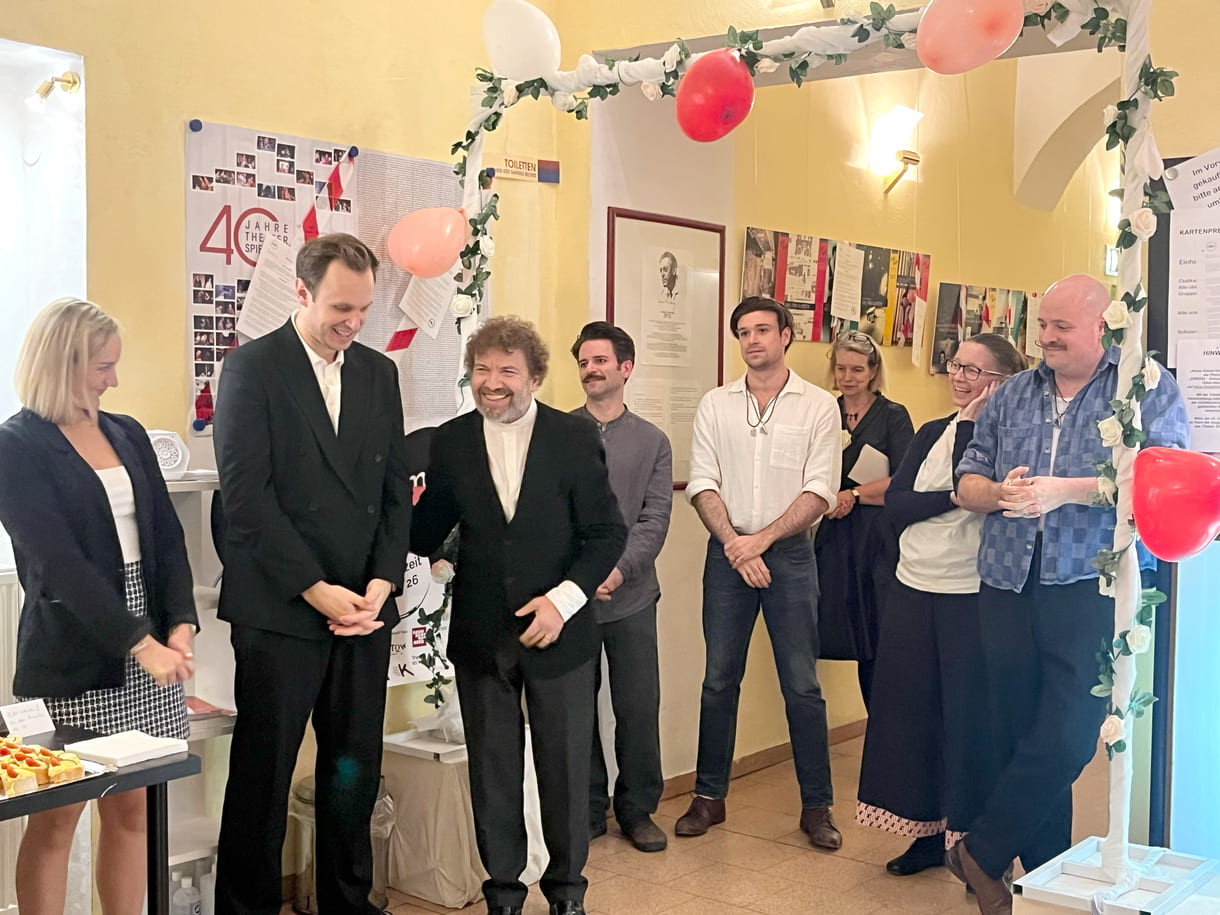 Nach der Premiere im Theater Spielraum stellt der Regisseur bei anderen Stücken die Regisseurin jede und jeden Mitwirkenden vor und spricht zur Arbeit am Stück