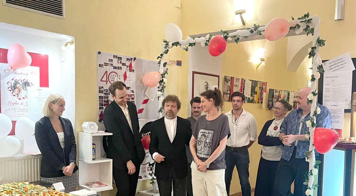 Nach der Premiere im Theater Spielraum stellt der Regisseur bei anderen Stücken die Regisseurin jede und jeden Mitwirkenden vor und spricht zur Arbeit am Stück