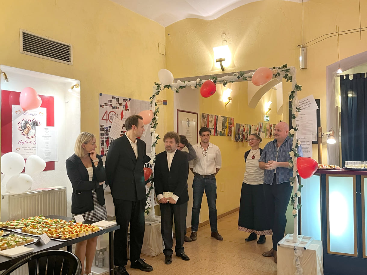 Nach der Premiere im Theater Spielraum stellt der Regisseur bei anderen Stücken die Regisseurin jede und jeden Mitwirkenden vor und spricht zur Arbeit am Stück