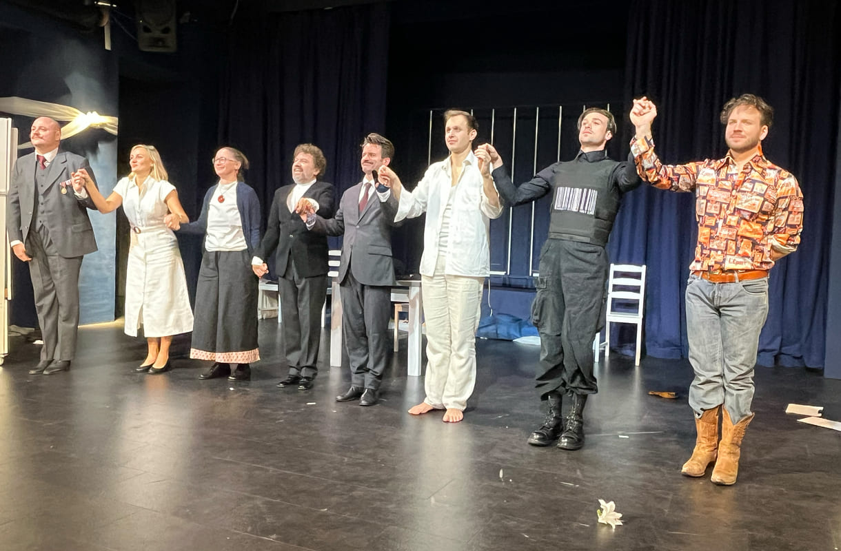 Verbeugung der Künstler:innen nach der umjubelten Premiere von 