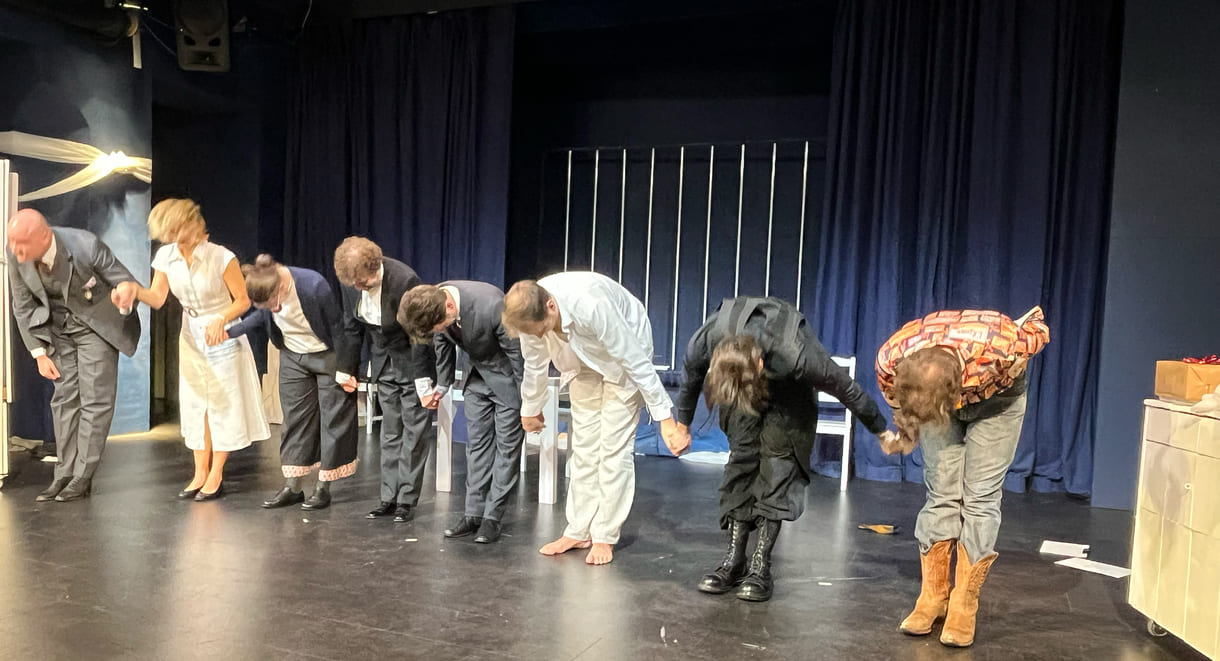 Verbeugung der Künstler:innen nach der umjubelten Premiere von 