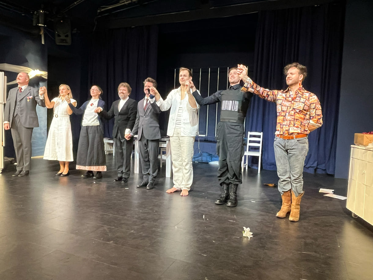 Verbeugung der Künstler:innen nach der umjubelten Premiere von 