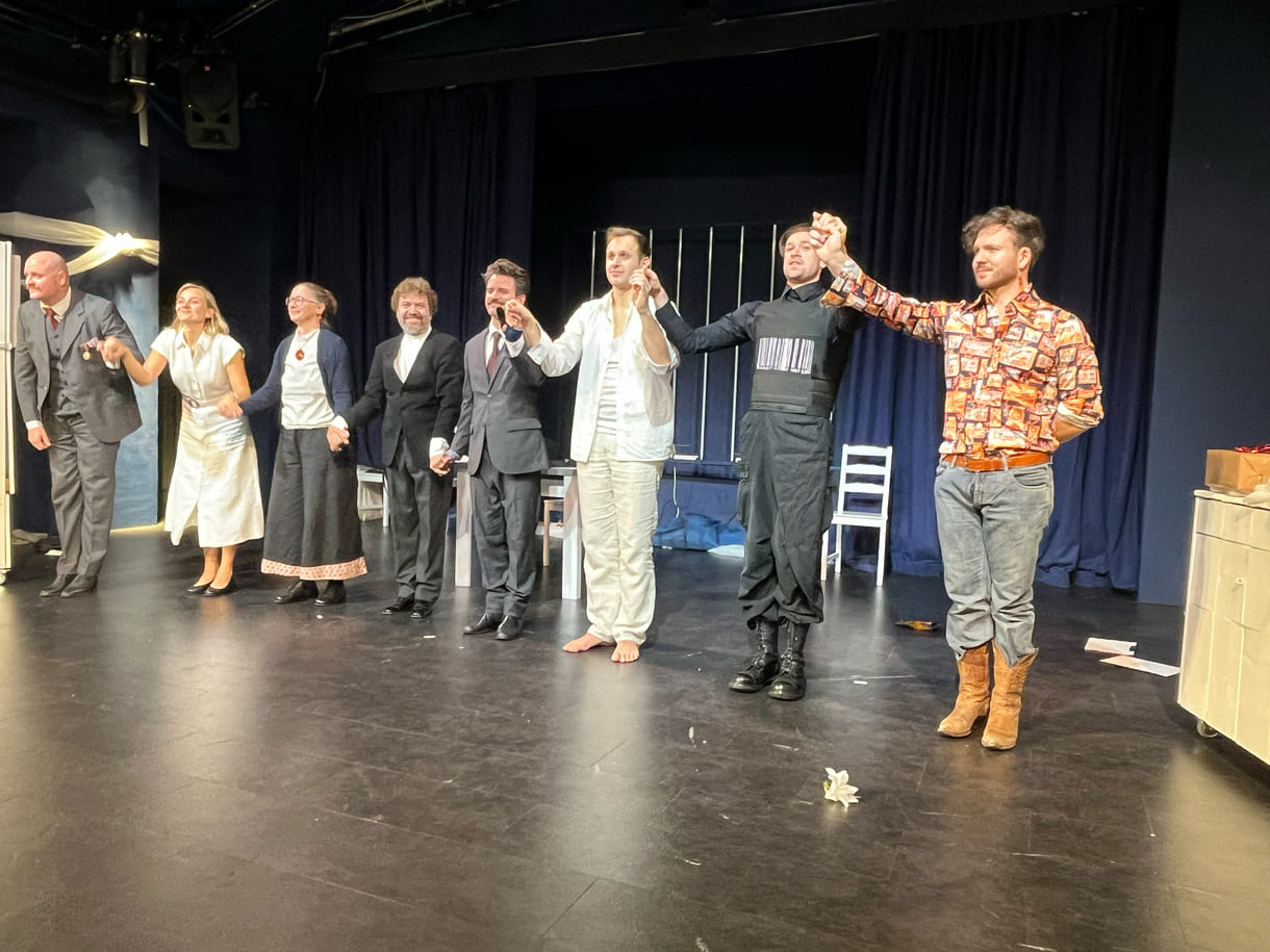 Verbeugung der Künstler:innen nach der umjubelten Premiere von 