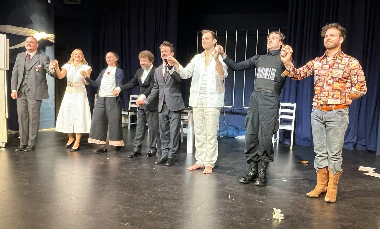 Verbeugung der Künstler:innen nach der umjubelten Premiere von 