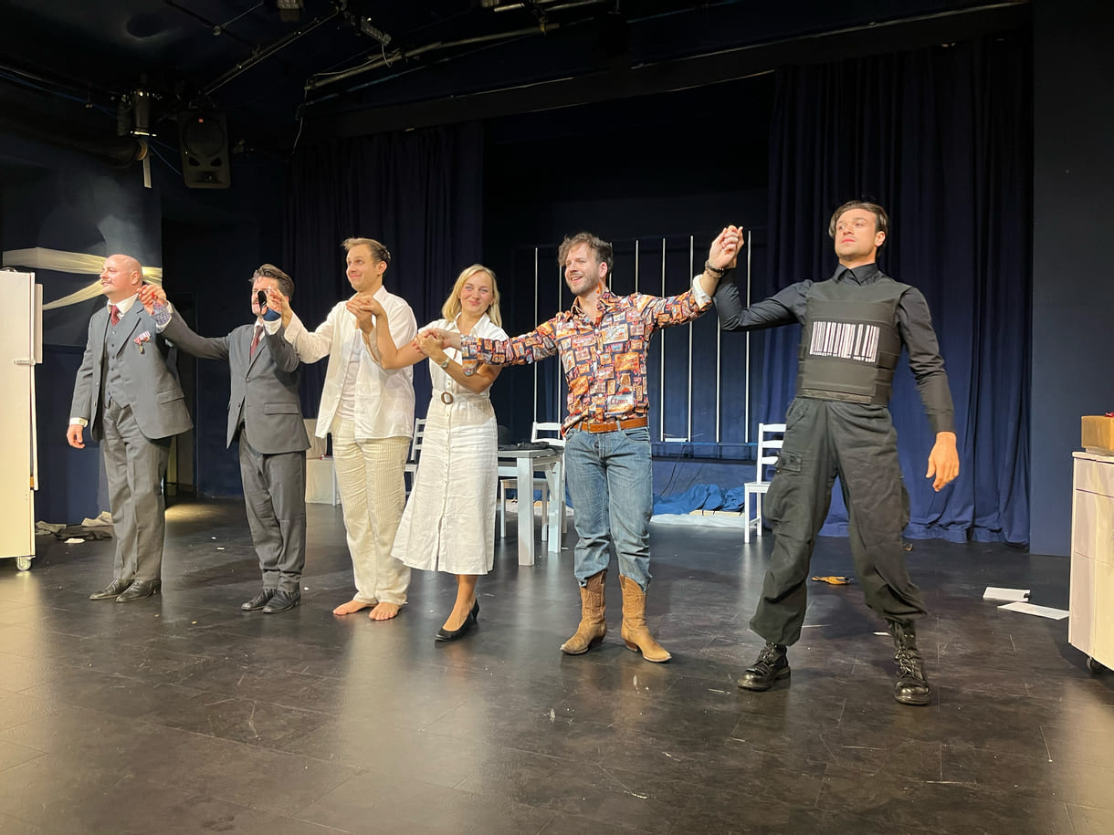 Verbeugung der Künstler:innen nach der umjubelten Premiere von 