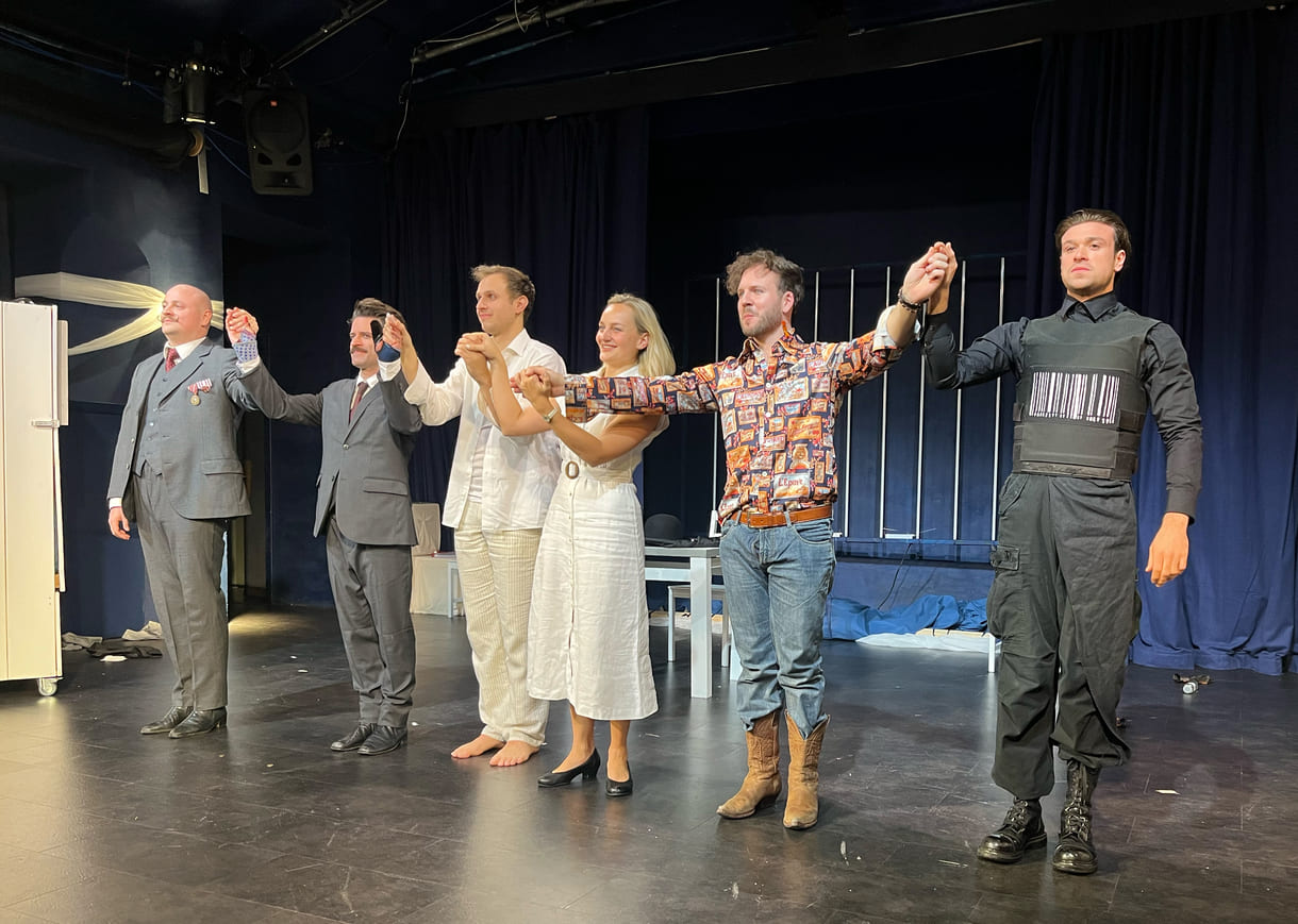 Verbeugung der Künstler:innen nach der umjubelten Premiere von 