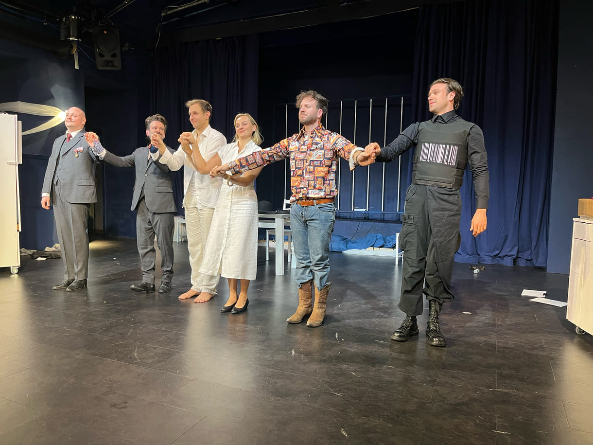 Verbeugung der Künstler:innen nach der umjubelten Premiere von 