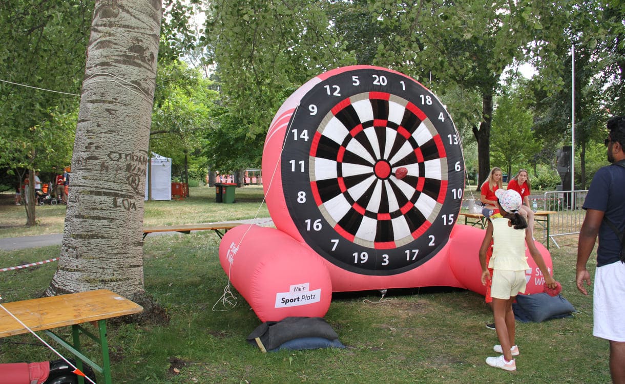 Von Tischtennis auf kleinem Tisch bis zu Klettern bietet das Sport-Areal einiges