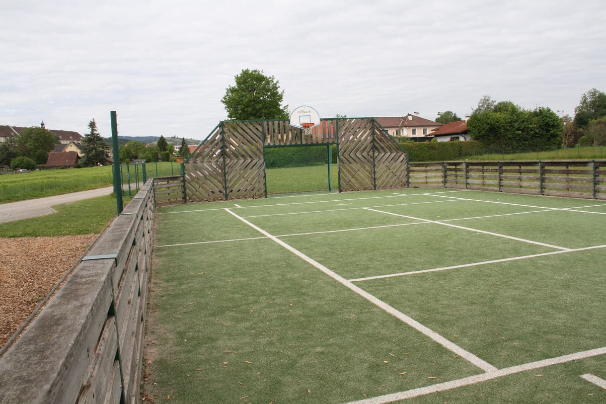 Sportliche Spielfelder rund um die Schule